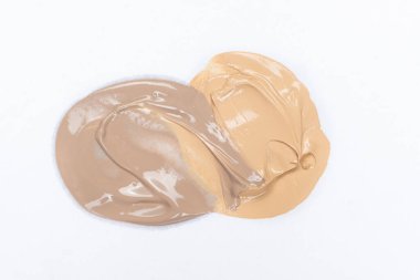 Beyaz arka planda iki farklı fondöten tonu