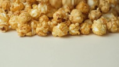 Tatlı karamelli patlamış mısır yavaş çekim makrosu dök..
