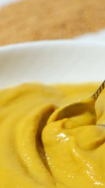 Doğal Geleneksel Baharatlı Hardal Sosu. Dikey Yavaş Hareket.