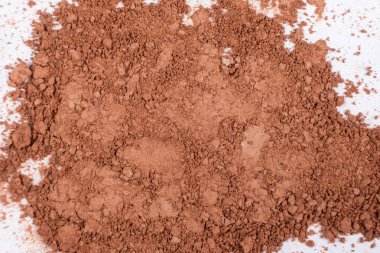 Beyaz arka planda dağınık kahverengi göz farı. Göz farı dokusu.