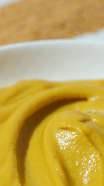 Doğal Geleneksel Baharatlı Hardal Sosu. Dikey Yavaş Hareket.