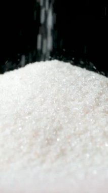 Pembe Himalaya tuzu ince yere düşey yavaş çekim makrosu döküyor