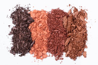 Farklı gölgelerde dağılmış göz gölgeleri. Kozmetik doku, beyaz arkaplan