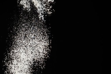 Dökülen unun soyut siyah beyaz arkaplanı, metin için boşluk.