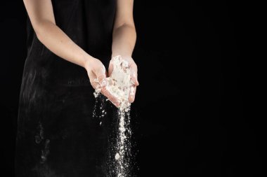 Pişirme buğday beyaz unu, eller yakın çekim, metin için fotokopi yeri