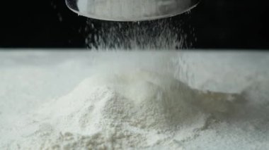 Buğday ununu, metal elek ve ağır çekimde eleme işlemi..
