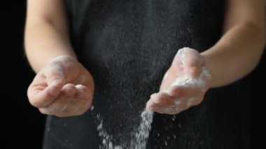 Biraz buğday unu, hamur işiyle uğraşan aşçılar, yakın çekim, yavaş çekim..