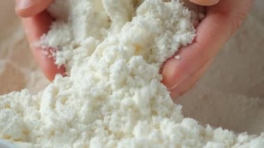 Ellerinde hindistan cevizi unu, makro yavaş çekim.