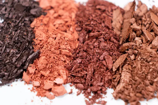 Farklı gölgelerde dağılmış göz gölgeleri. Kozmetik doku, beyaz arkaplan