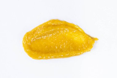 Beyaz arka planda hardal sosu kokusu izole, yemek pişirmede yaratıcılık, makro doku..