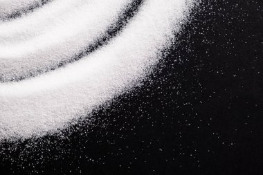 Siyah zemin üzerinde ince taş beyaz kaya tuzu dokusu, üst görünüm