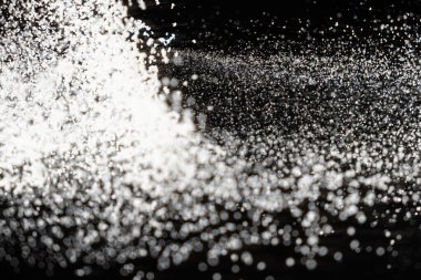 Dökülen unun soyut siyah beyaz arkaplanı, metin için boşluk.