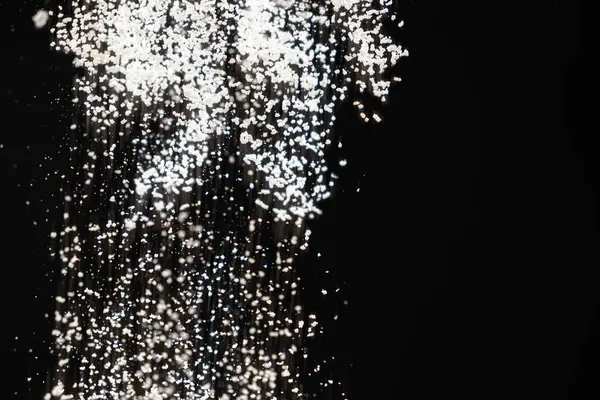 Dökülen unun soyut siyah beyaz arkaplanı, metin için boşluk.