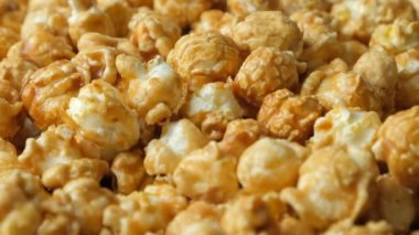 Karamelli patlamış mısırın yavaş dönüşü.