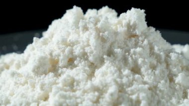 Siyah arkaplanda hindistan cevizi ununun makro dönüşü