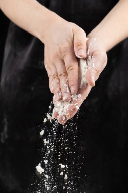 Hamur pişirme, buğday unu ellerde.