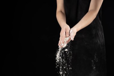 Pişirme buğday beyaz unu, eller yakın çekim, metin için fotokopi yeri