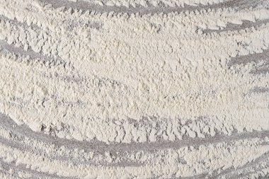 Arkaplanda dökülen buğday ununun gri pişirme arka planı, üst görünüm