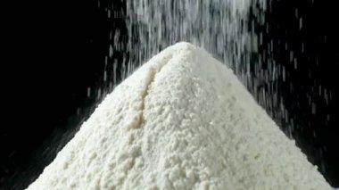 Siyah arka plan makro yavaş çekim üzerine dökülen buğday unu