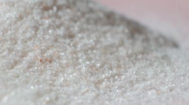 Pembe Himalaya tuzu yavaş çekim makrosu döküyor.