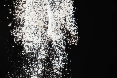 Dökülen unun soyut siyah beyaz arkaplanı, metin için boşluk.