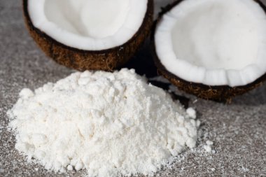 Hindistan cevizi unları arasında Hindistan cevizi yarım gri taş arka planda