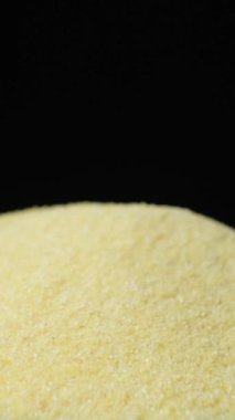 Pişmemiş Semolina 'nın Yavaş Dönüşü Dikey Çekimi Artıyor