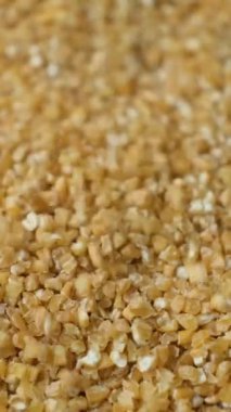 Çiğ buğday Groats dökülen, dikey makro yavaş çekim