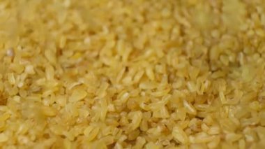 Pişmemiş bulgur buğday dökülmüş. makro yavaş çekim