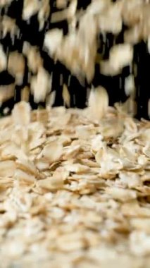 Pişmemiş çiğ yulaf ezmesi Makroyu dikey yavaş çekimde dök