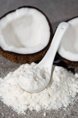 Hindistan cevizi unları arasında Hindistan cevizi yarım gri taş arka planda