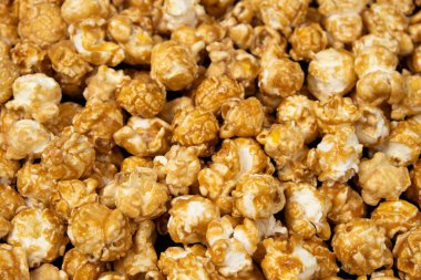 Tatlı karamelli patlamış mısır. Yakın çekim..