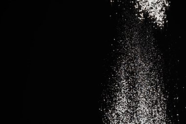 Dökülen unun soyut siyah beyaz arkaplanı, metin için boşluk.