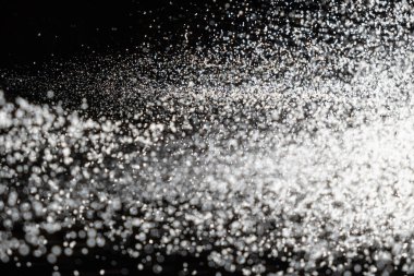 Dökülen unun soyut siyah beyaz arkaplanı, metin için boşluk.