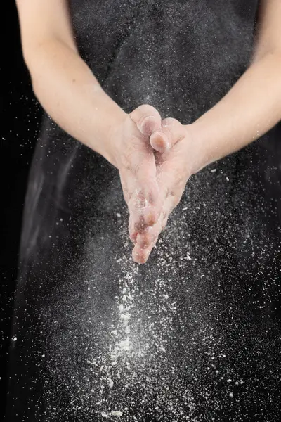 Biraz buğday unu, hamur işiyle uğraşan aşçılar, yakın plan çekimler.