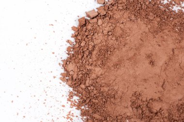 Beyaz arka planda dağınık kahverengi göz farı. Göz farı dokusu.