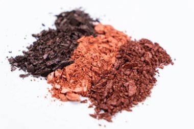 Farklı gölgelerde dağılmış göz gölgeleri. Kozmetik doku, beyaz arkaplan