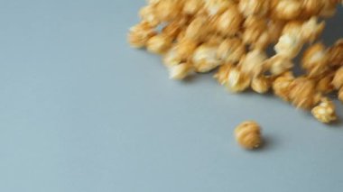 Tatlı karamelli patlamış mısır, yavaş çekimde yakın çekim dök.