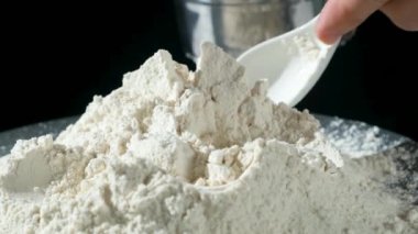 Aşçı kepçeyle buğday ununu kaşık yavaş çekime sokuyor..