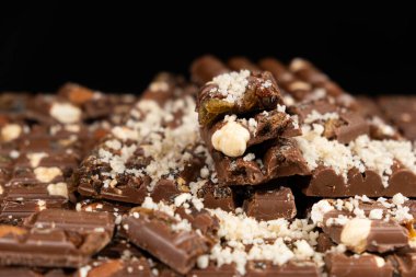 Fındıklı ve kuru üzümlü organik çikolatanın parçaları. Sağlıklı tatlılar.
