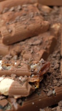 Çikolata parçacıklı ve fındıklı Makro Süt Çikolatası.