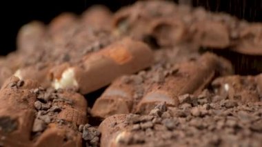 Çikolata parçacıkları ağır çekimde ağır çekimde fındık çikolatalarının üzerine dökülüyor..