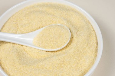 Pişmemiş kepek buğday irmiği yakın plan.