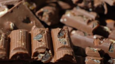 Fındıklı sütlü çikolataya yakın çekim. Sağlıklı tatlılar, laktozsuz ve şekersiz çikolata.