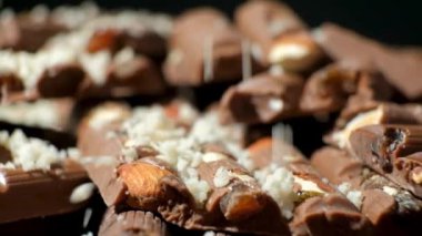 Fındık ezmesi fındıklı sütlü çikolata ve sağlıklı tatlı serpiştirilir.