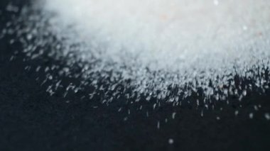 Yavaş çekim makrosu üzerine pembe Himalaya tuzu serpiştirilmiş..