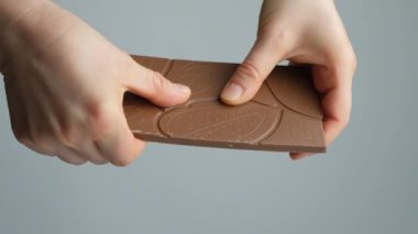 Çikolatayı parçalara ayırma işlemi, eller yakın, yavaş çekim