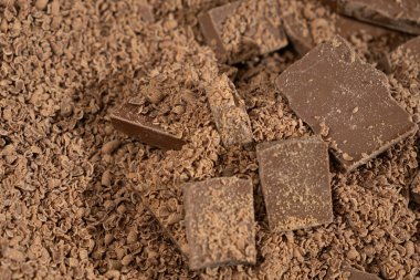 Doğal organik vejetaryen çikolata ve çikolata parçaları..