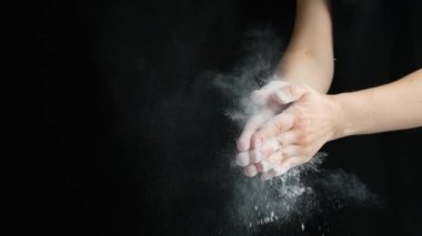 Bir tutam buğday unu, hamur ile çalışan aşçı, yakın çekim, yavaş çekim, metin için yer.