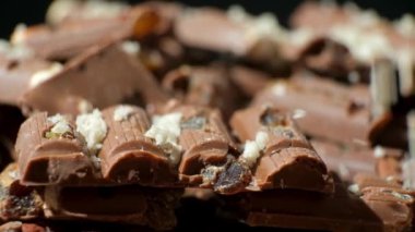 Fındık ezmesi fındıklı sütlü çikolata ve sağlıklı tatlı serpiştirilir..